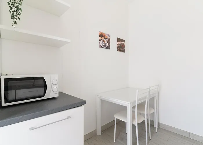 GuestHost - Piazza Tripoli Bright Apartments